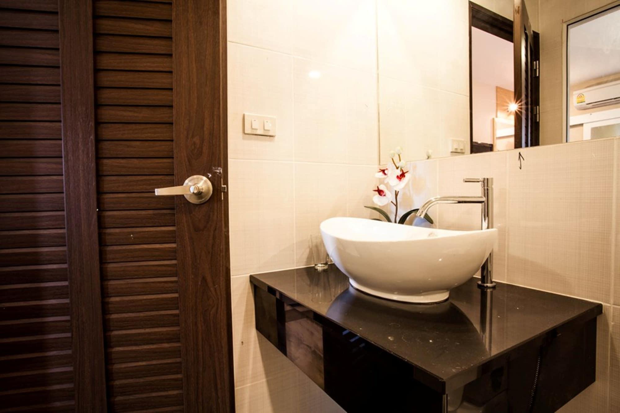 The Aim Sathorn Hotel Bangkok Bagian luar foto