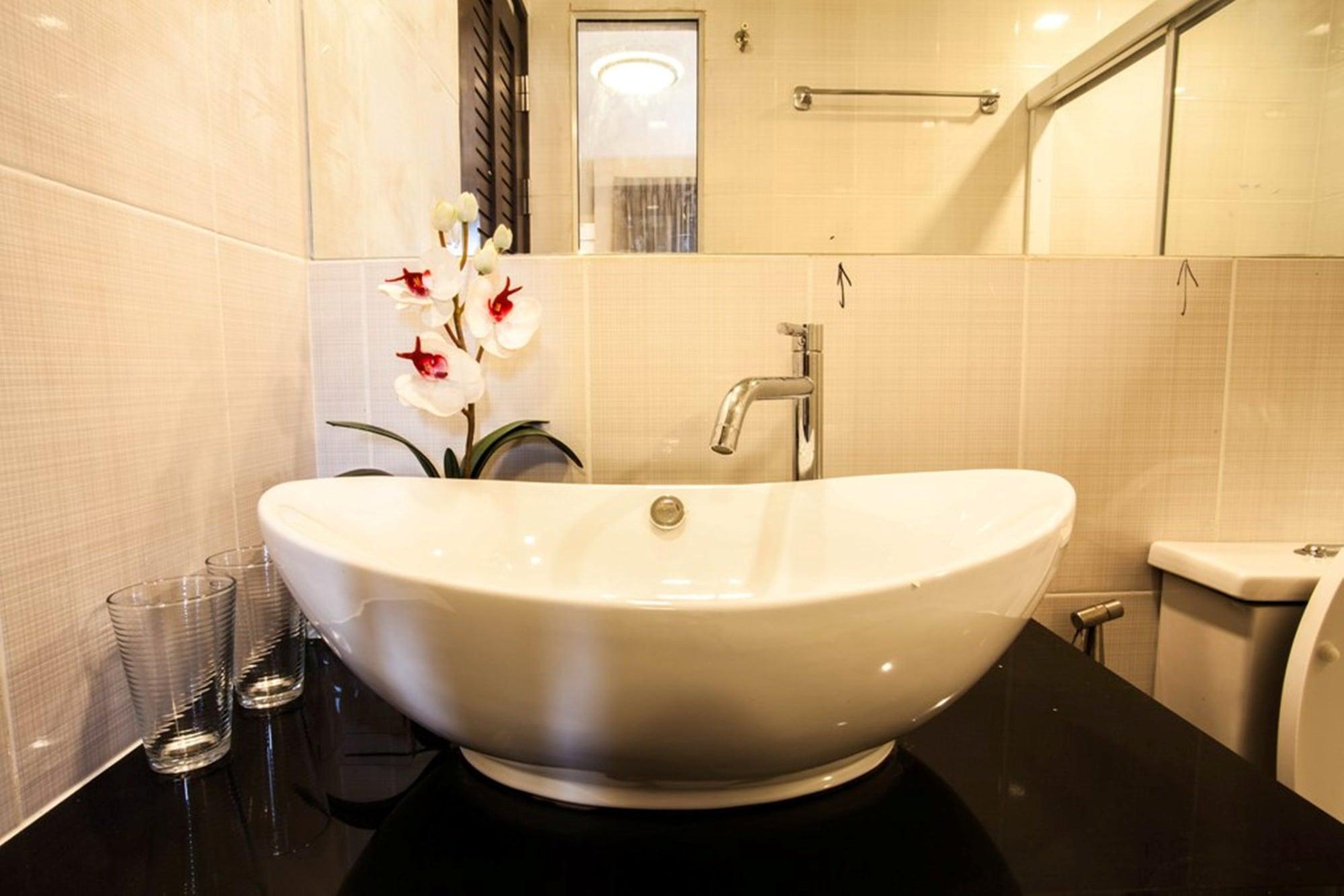 The Aim Sathorn Hotel Bangkok Bagian luar foto